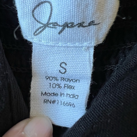 Japna ruffle sleeve knotted front smocked back crop top in black. Size S - Picture 4 of 6